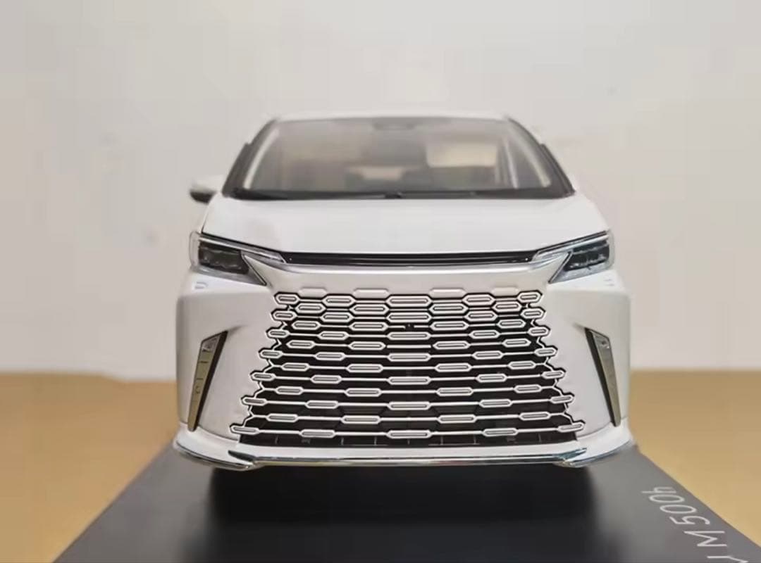Lexus 1:18 ￼ダイキャスト￼LM500h ホワイトモデルミニカー